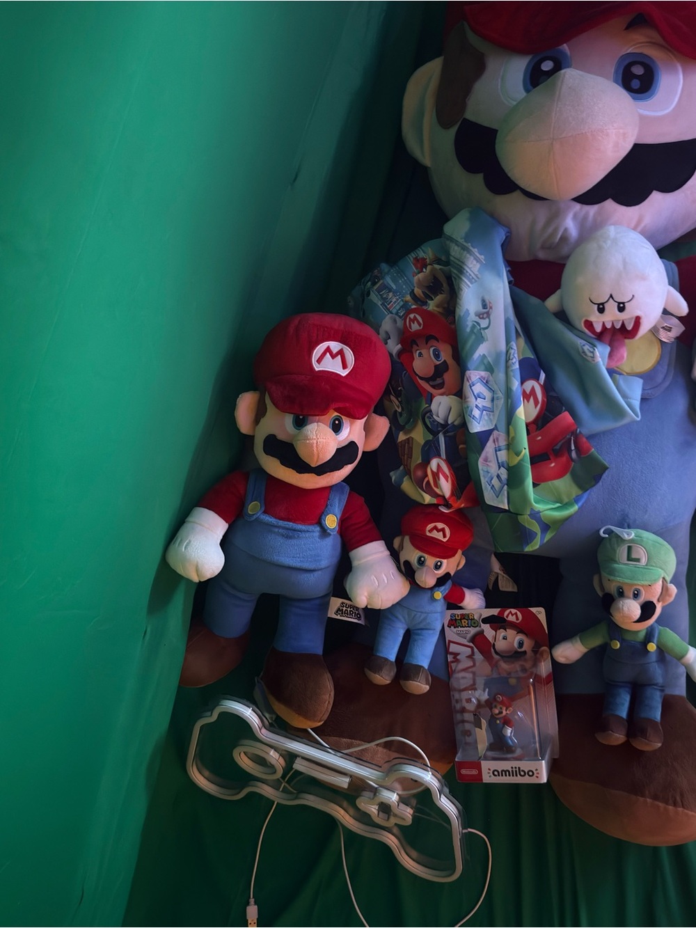 Jumbo Super Mario 48 in/4 ft. Plush toy with amiibo, and extra toys, and hoodie - Picture 7 of 11